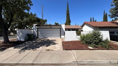 Building Photo - 2601 El Greco Dr