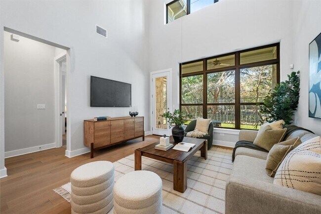 Building Photo - 4323 Spicewood Springs Rd