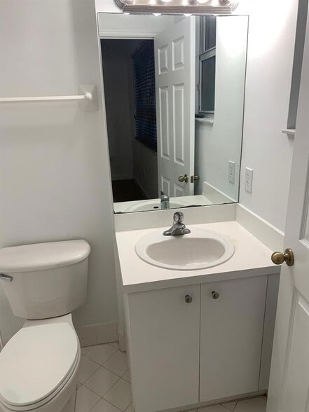 Building Photo - 3390 NE 13th Circle Dr