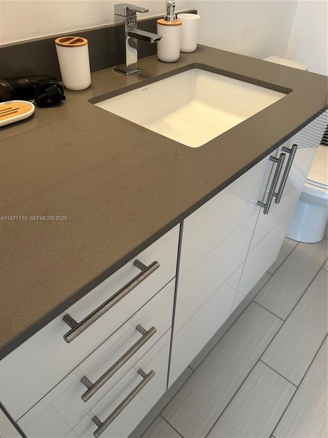 Building Photo - 999 SW 1st Ave