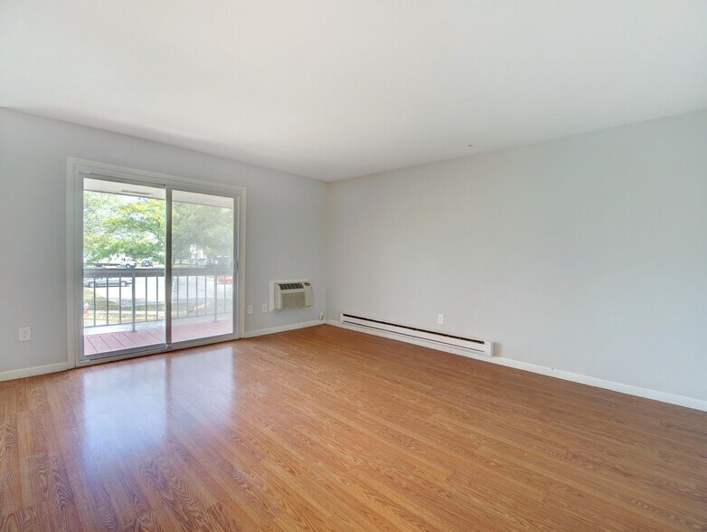 Building Photo - 807 Eves Dr