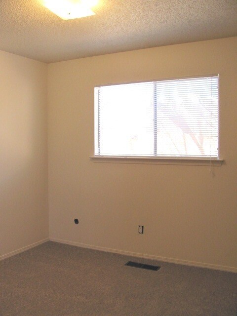 Building Photo - NE ENCHANTED MESA 3/BD 2/BA 2/CG