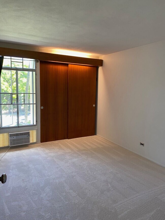 Building Photo - A one bedroom, one bath, NO parking apartm...
