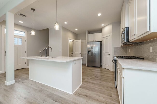 Building Photo - Desirable Salmon Creek Home Located in Lux...