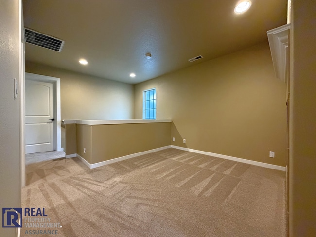 Building Photo - MOVE-IN SPECIAL - Spacious 2BR Townhome with Garage Parking in Prime Beaverton Location!