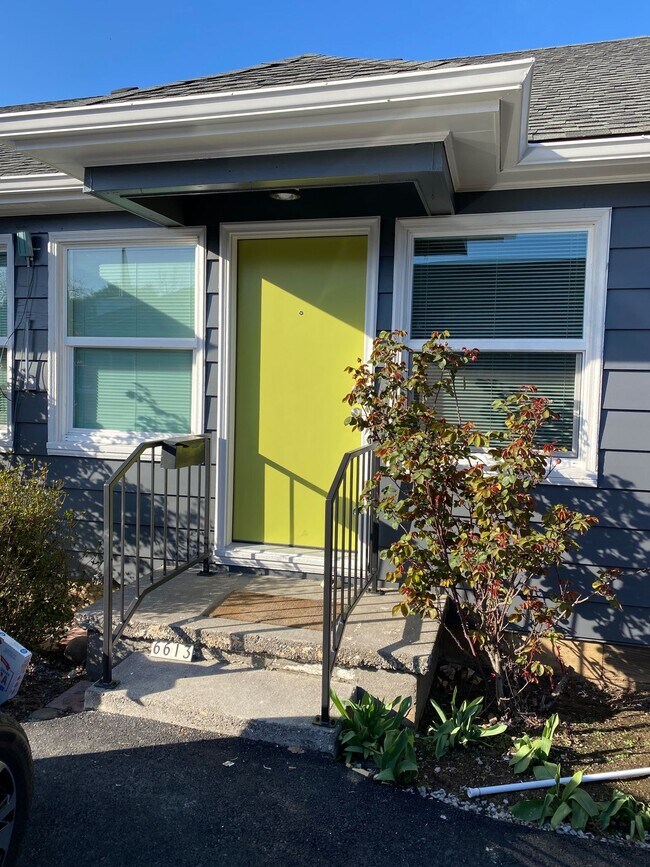 Primary Photo - Quaint Cottage Style 1 Level 1 BR in 4-ple...
