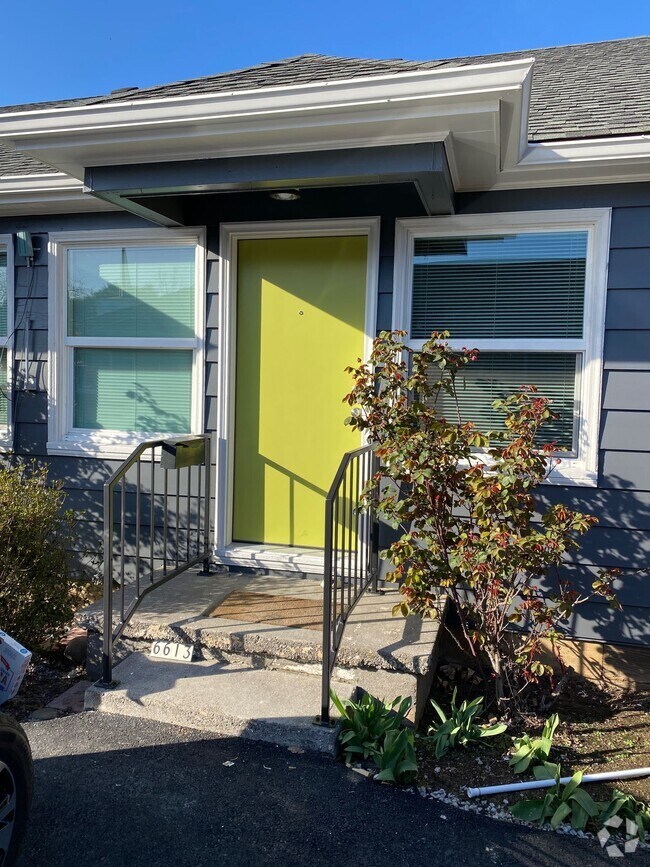 Building Photo - Arbor Lodge Spacious 1bd Courtyard Hardwoo...