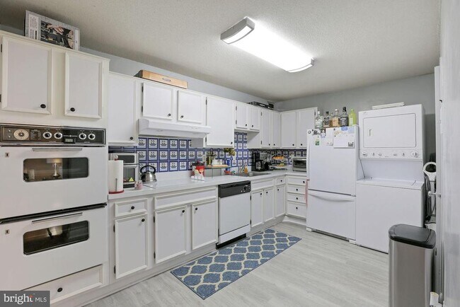 Building Photo - 307 Yoakum Pkwy