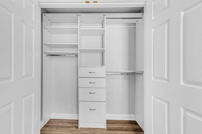 Building Photo - Large, Luxurious 2 Bedroom 2 Bath at Parkside at Alexandria