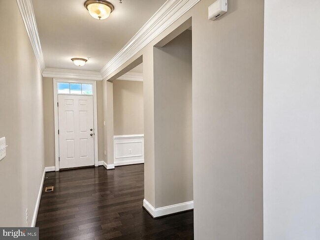 Building Photo - 3348 Burton Dr