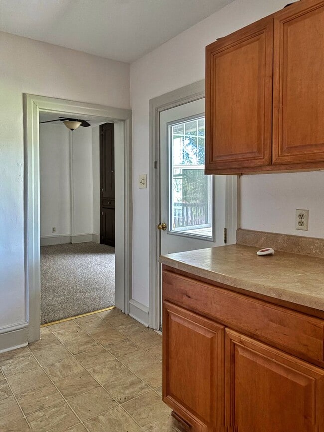 Building Photo - 3 bed 1.5 bathroom apartment in Harleysvil...