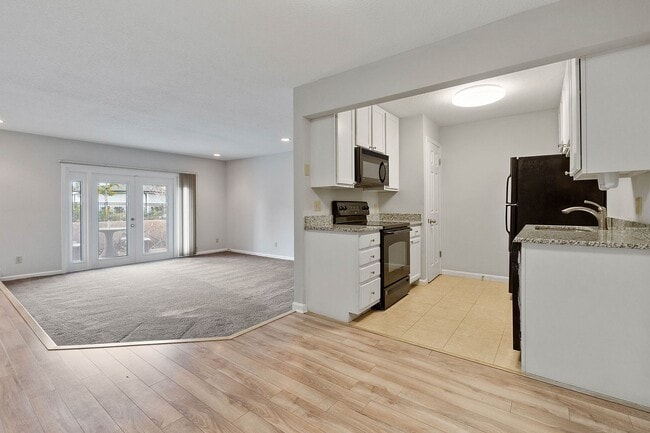 Building Photo - Audubon Park 2/2 Corner Unit Villa with La...