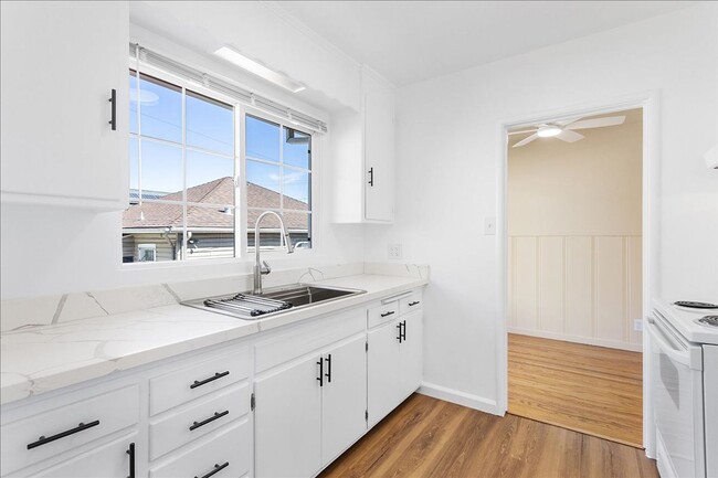 Building Photo - 2033 High St