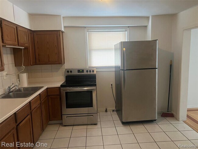 Building Photo - 21410 Roosevelt Ave