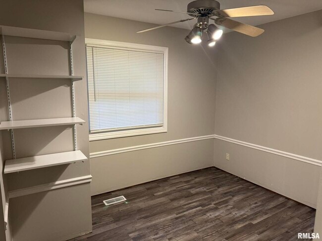 Building Photo - 1868 Kings Dr