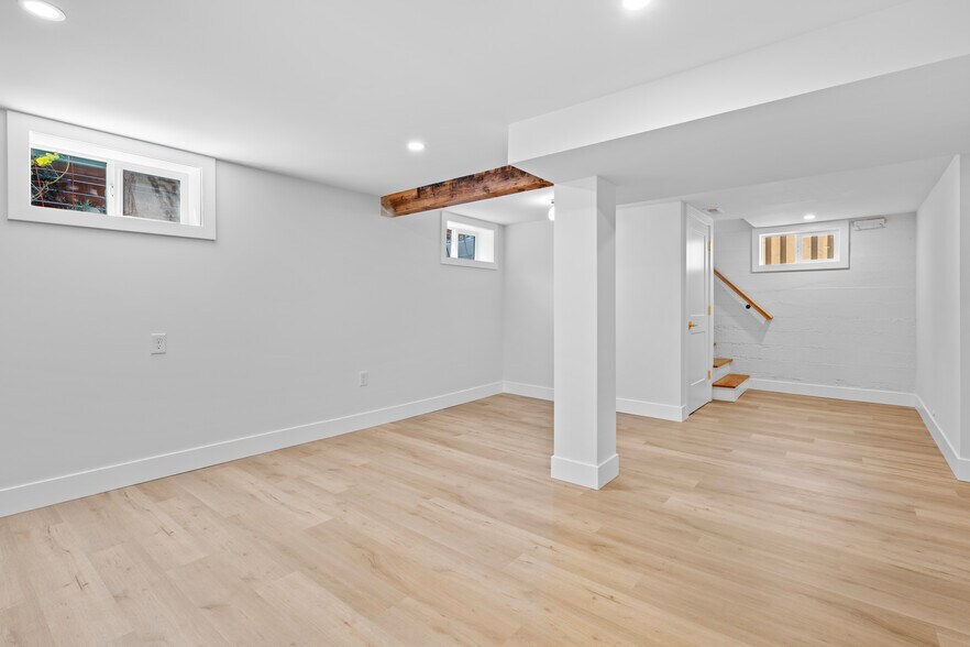 Living Room (lower level) - 5263 NE 32nd Pl