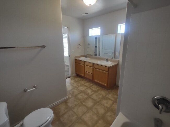 Building Photo - Fox Cove Unit