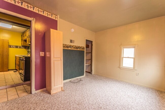 Building Photo - Spacious 3 bedroom with fenced in yard!