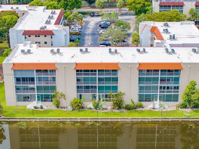 Building Photo - 3581 Inverrary Dr