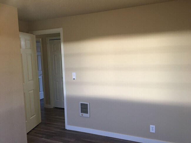 Building Photo - Updated Duplex -3 Bedroom 1.5 Bath - 4886 ...