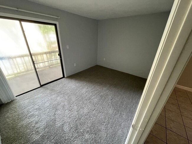Building Photo - Location, location, location!  876 SF Unit...