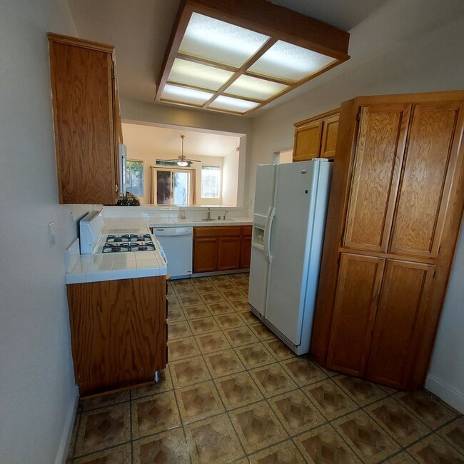 Building Photo - Spacious 5 bedroom home in Carmichael