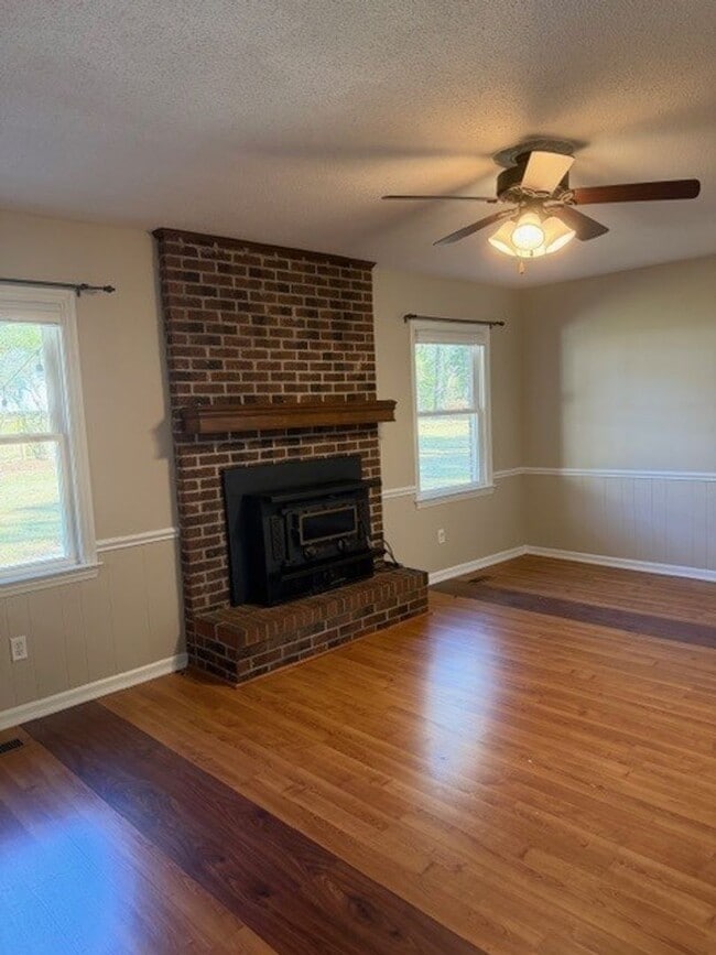 Building Photo - 3 Bedroom/2 Bathroom - Close to SJAFB, Shopping, Restaurants!