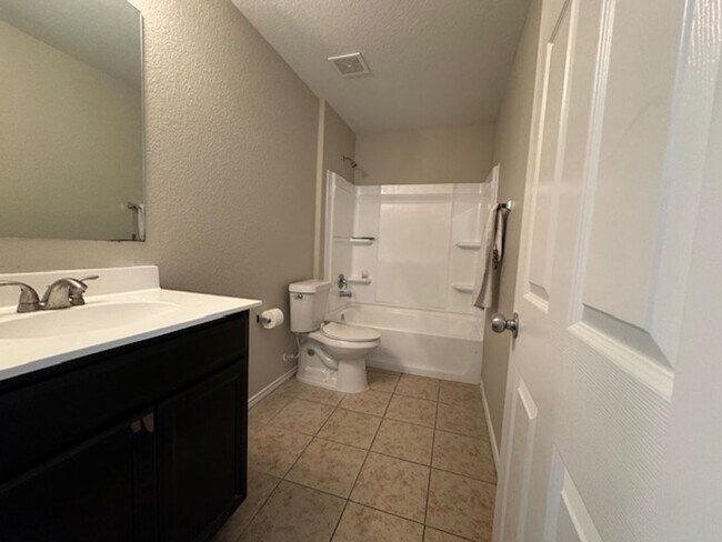 Building Photo - Super Nice! Featuring 4 bedroom/ 3 bath