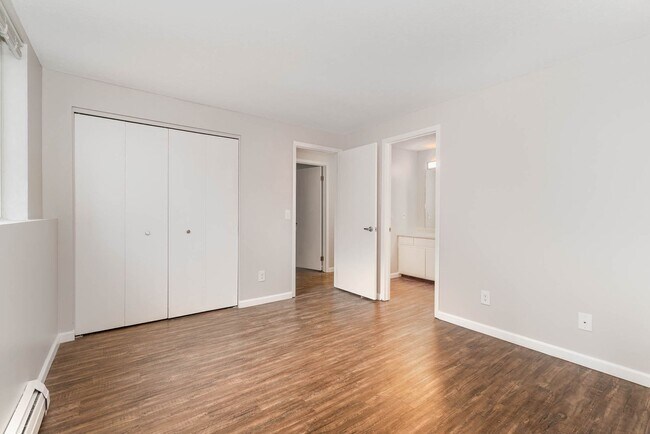 Building Photo - Spacious Dream Apartment — Right Where You...