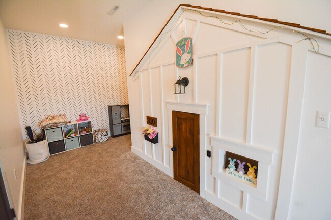 Building Photo - Updated Home with Pond Views in NW Rochester location!