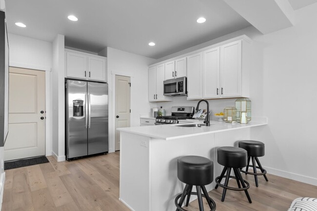 Building Photo - Overland Village - 6659