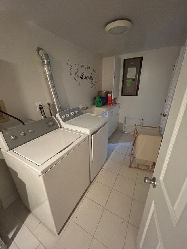 Building Photo - Fully furnished 1 + 1 basement unit / sep ...