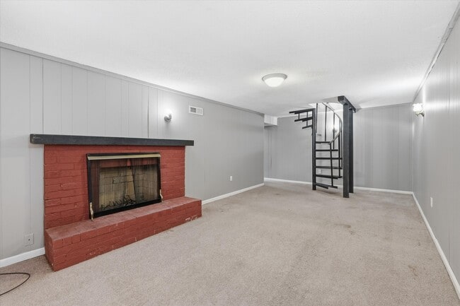 Building Photo - 4916 Crescent Ave