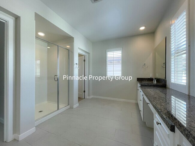 Building Photo - 1073 Foxglove Pl