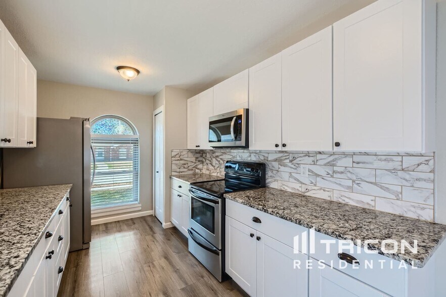 Building Photo - 8813 Willowbrook Dr