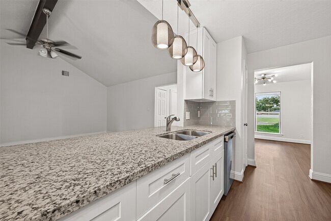 Building Photo - 509 Southern Oaks Dr