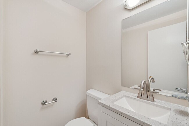 Building Photo - Spacious, Renovated Townhome Near Vienna M...