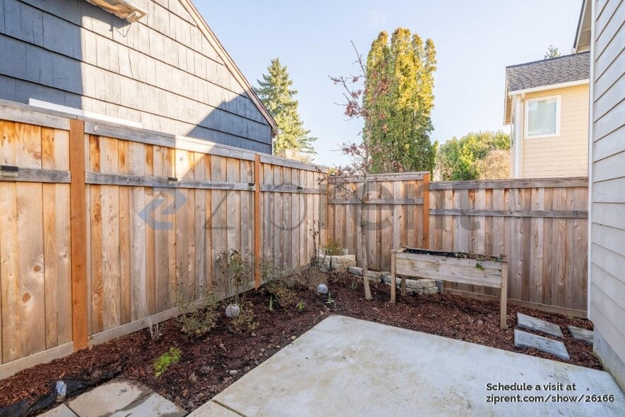 Building Photo - 6067 SE Nehalem St