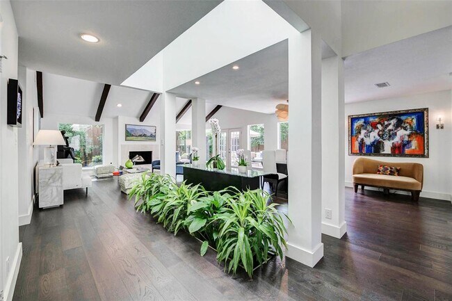 Building Photo - 2907 Fontana Dr