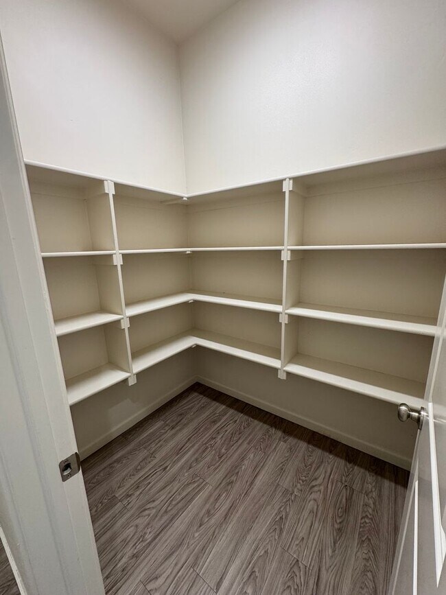 Building Photo - Charming 2 bed/2 bath in gated community The Enclave!