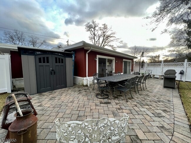 Building Photo - 132 Lakeshore Dr