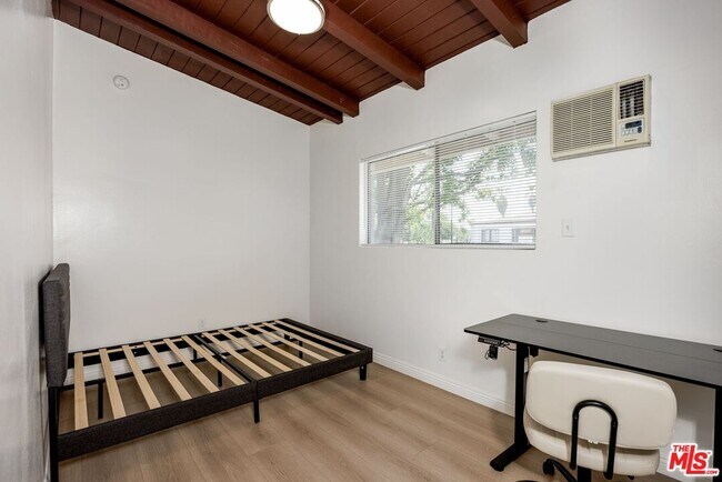 Building Photo - 3620 S Budlong Ave
