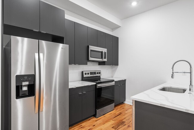 Building Photo - 4 Bed 3.5 Bath Townhomes 2176 sqft
