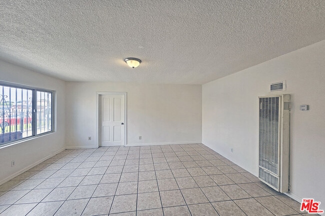 Building Photo - 1214 E 82nd St