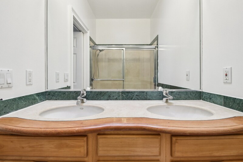 Building Photo - 163 Rae Ave