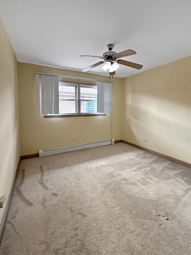 Building Photo - 8514 W Catalpa Ave