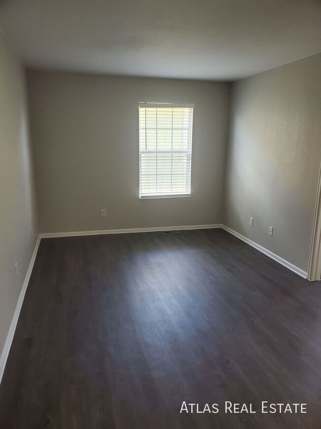 Building Photo - 2 WEEKS FREE RENT IF MOVED IN BY 11/15!  C...