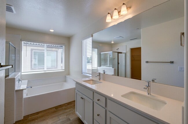 Building Photo - 1527 Foxhill Ln