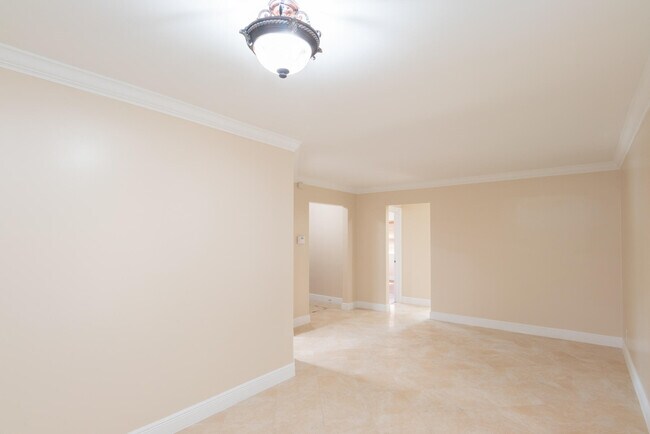 Building Photo - 374 Linda Ln