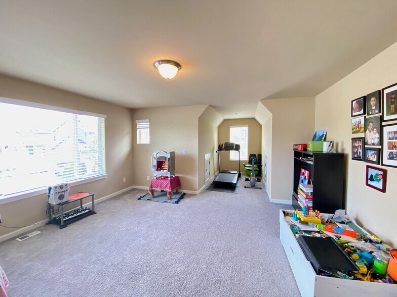 Building Photo - Welcome to the Claremont community in the Renton Highlands!